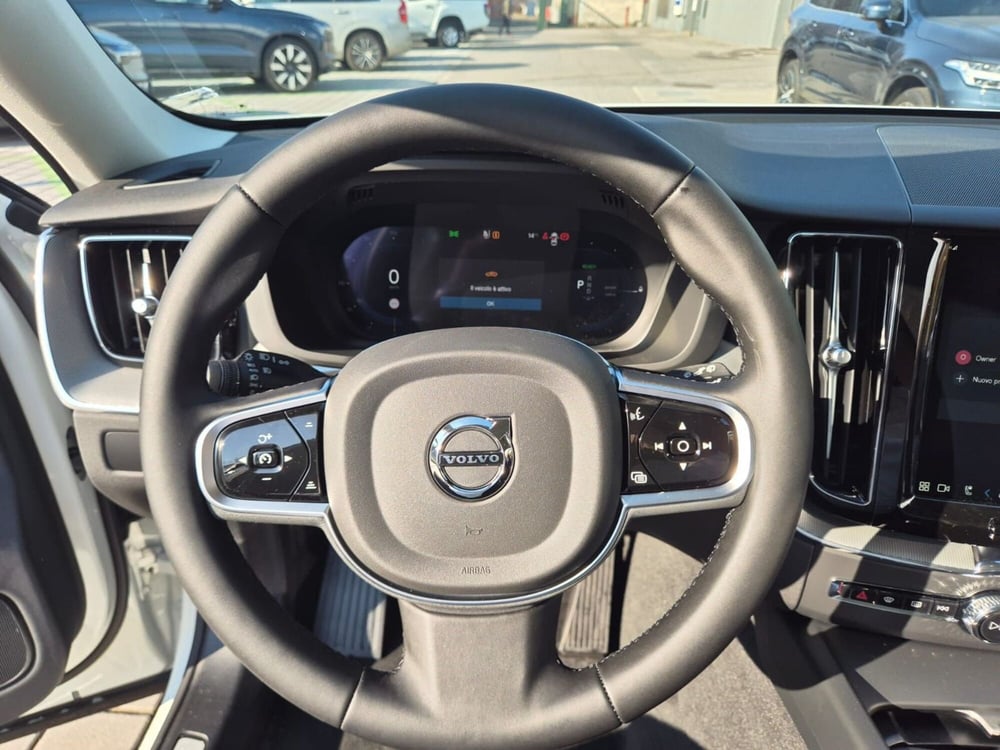 Volvo XC60 nuova a Como (14)