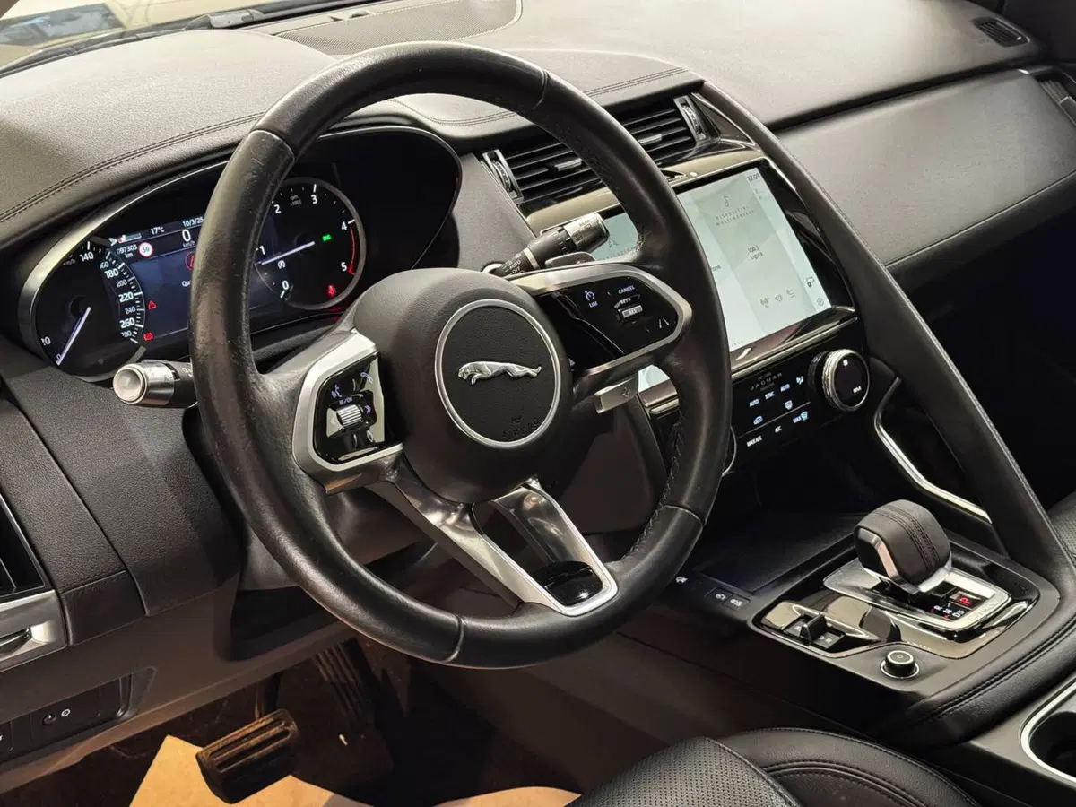 Jaguar E-Pace usata a Savona (12)