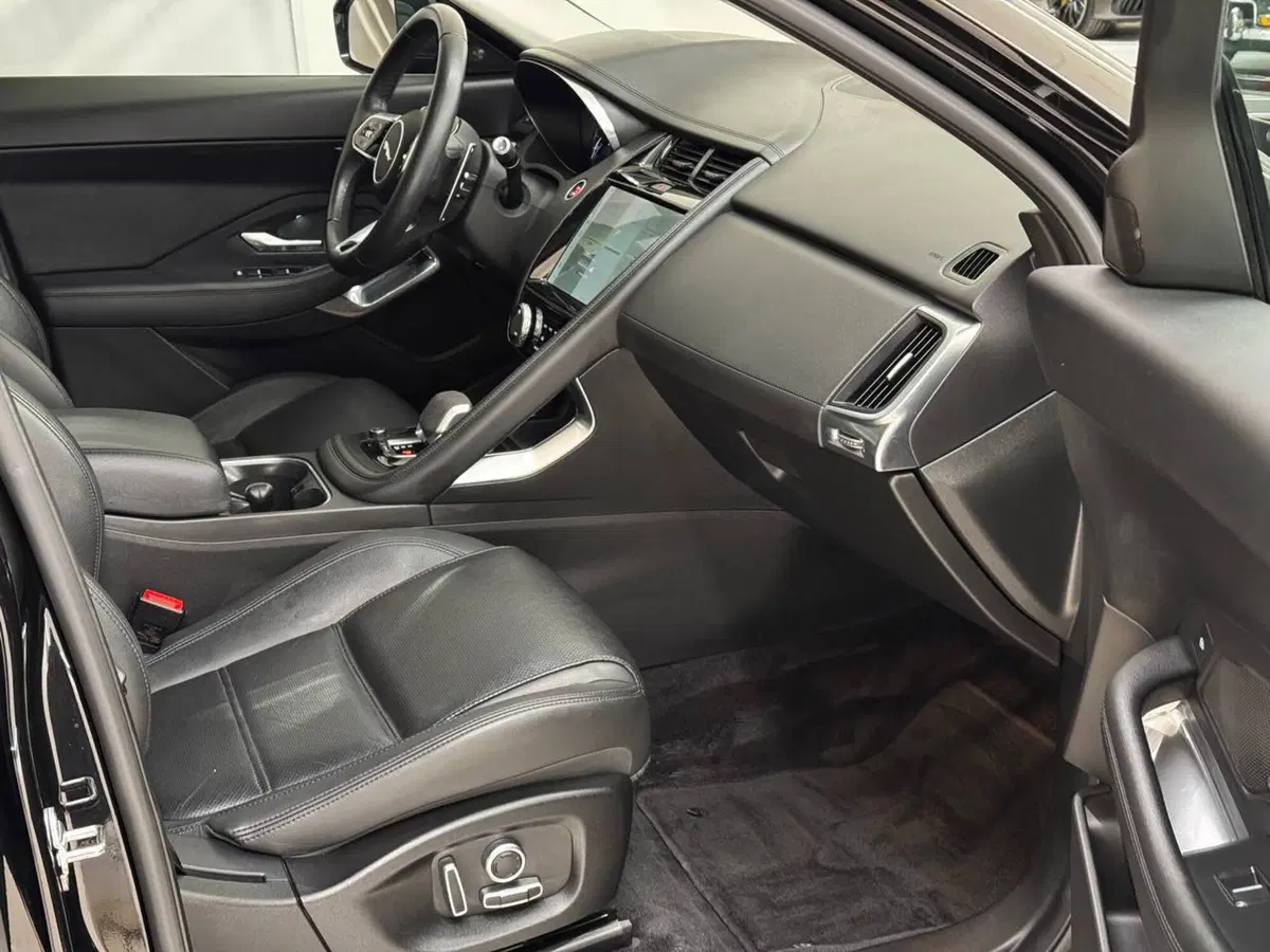 Jaguar E-Pace usata a Savona (3)