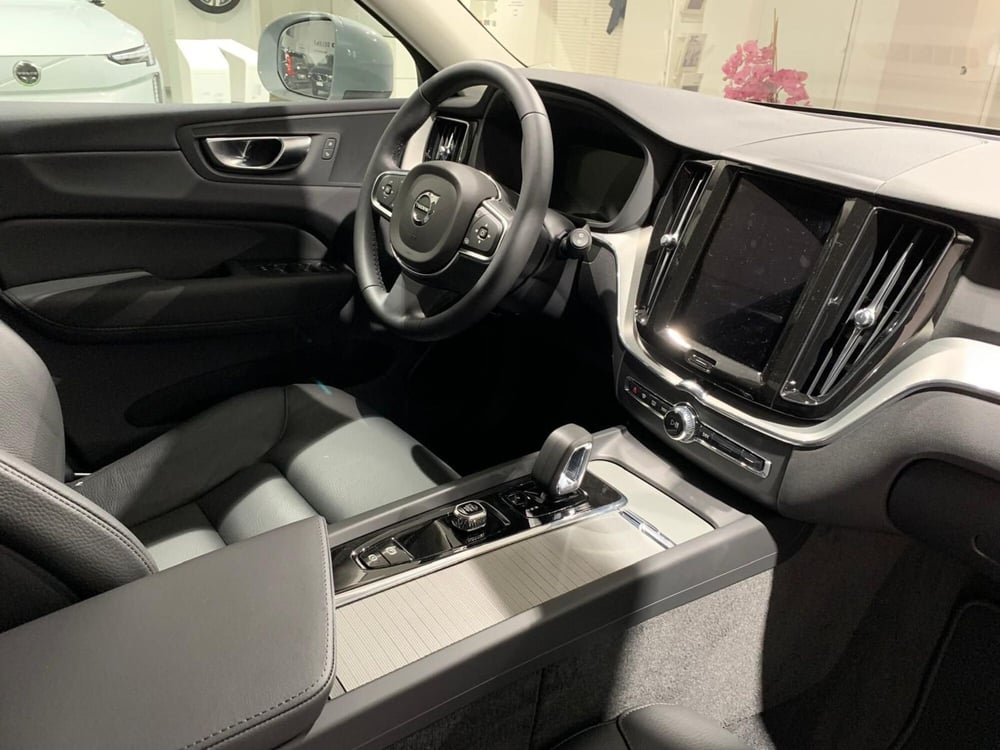 Volvo XC60 nuova a Vercelli (11)