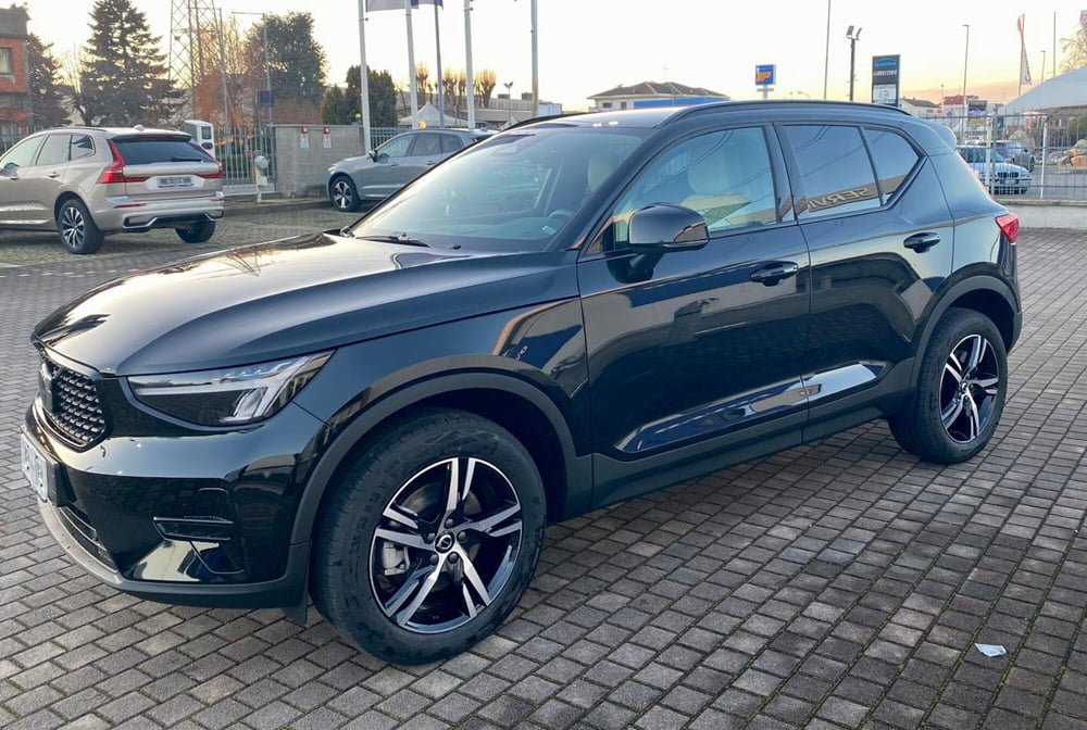 Volvo XC40 nuova a Vercelli (2)