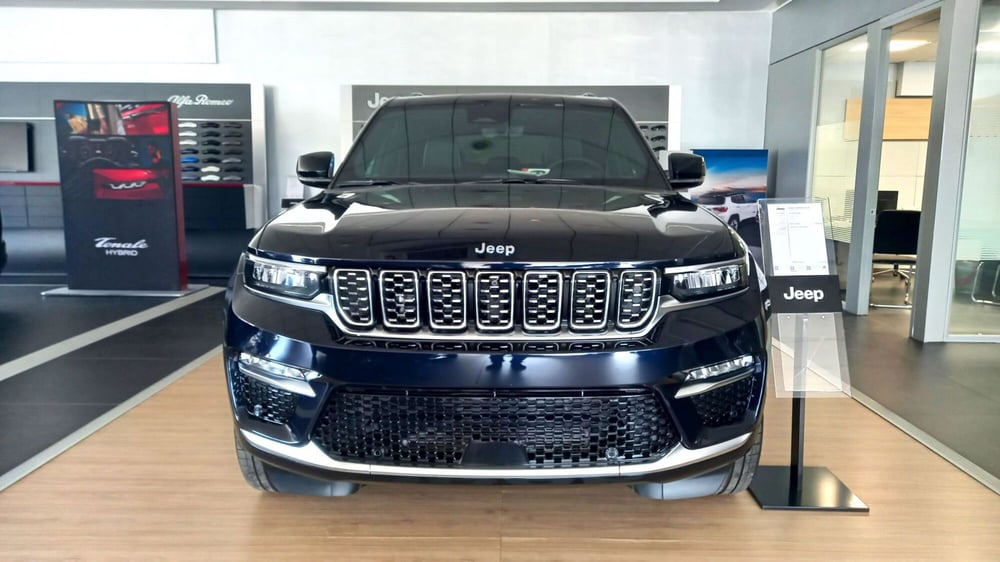 Jeep Grand Cherokee nuova a Benevento (14)