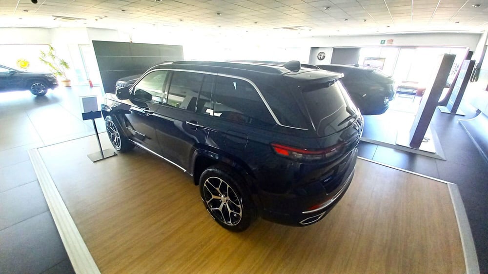 Jeep Grand Cherokee nuova a Benevento (8)