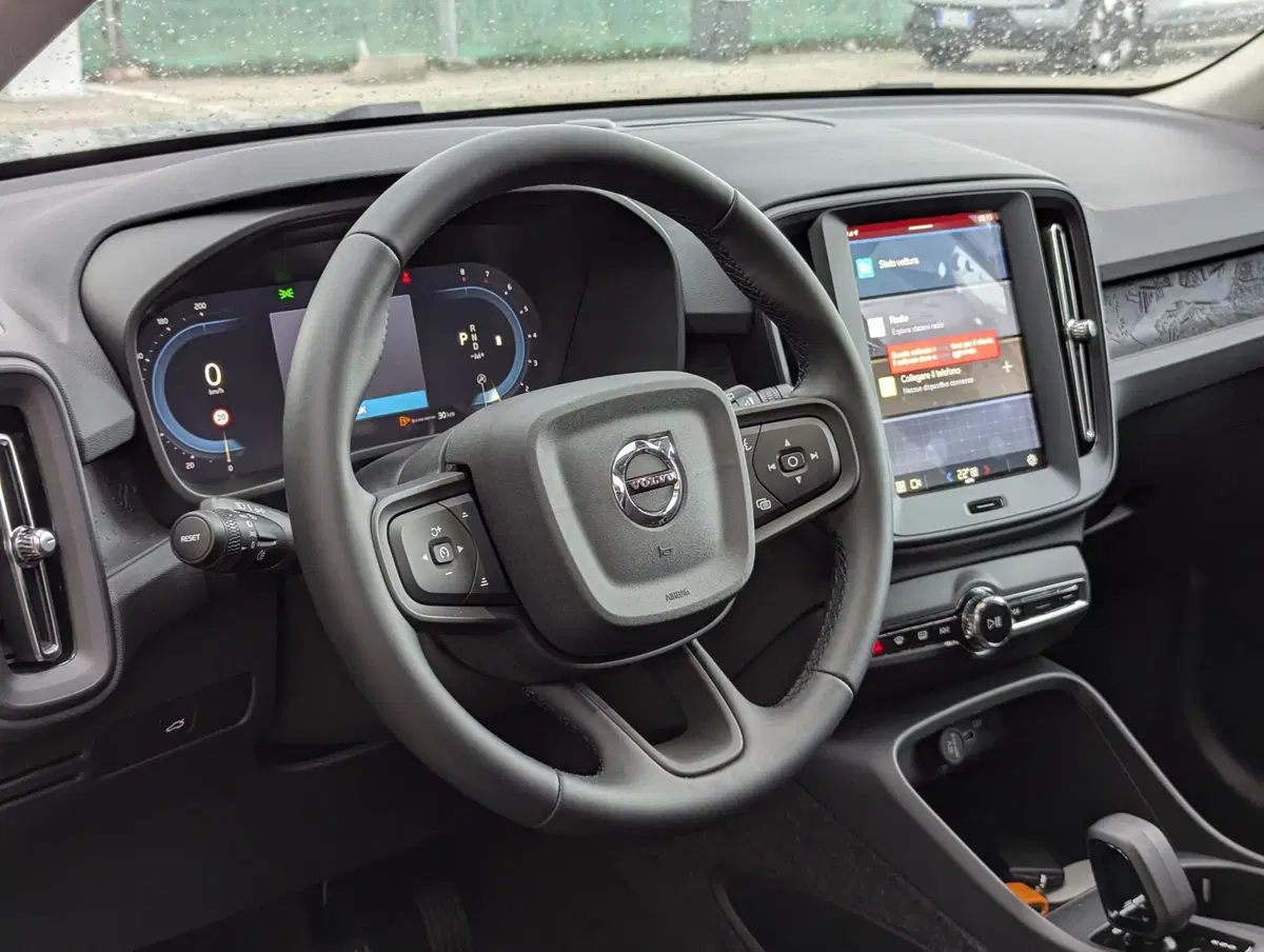 Volvo XC40 nuova a Pescara (11)