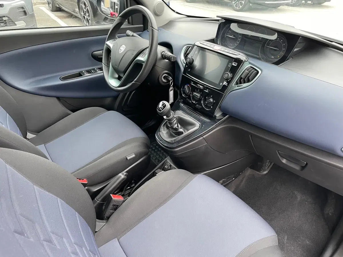 Lancia Ypsilon usata a Ancona (19)