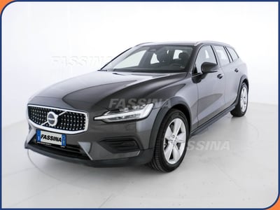 Volvo V60 Cross Country 2.0 b4 Core awd auto del 2023 usata a Milano