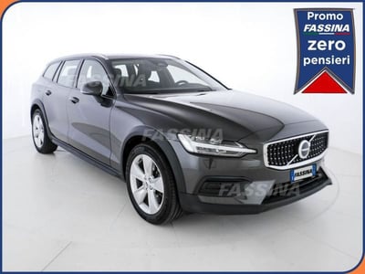 Volvo V60 Cross Country 2.0 b4 Core awd auto del 2023 usata a Milano