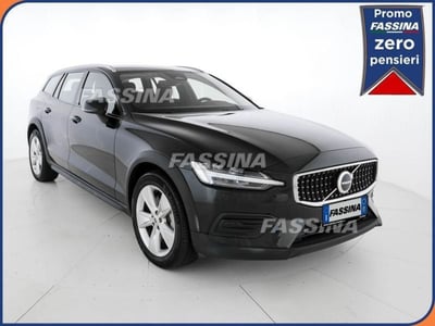 Volvo V60 Cross Country 2.0 b4 Core awd auto del 2023 usata a Milano