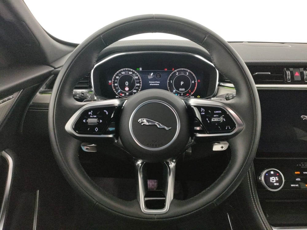 Jaguar F-Pace usata a Milano (12)