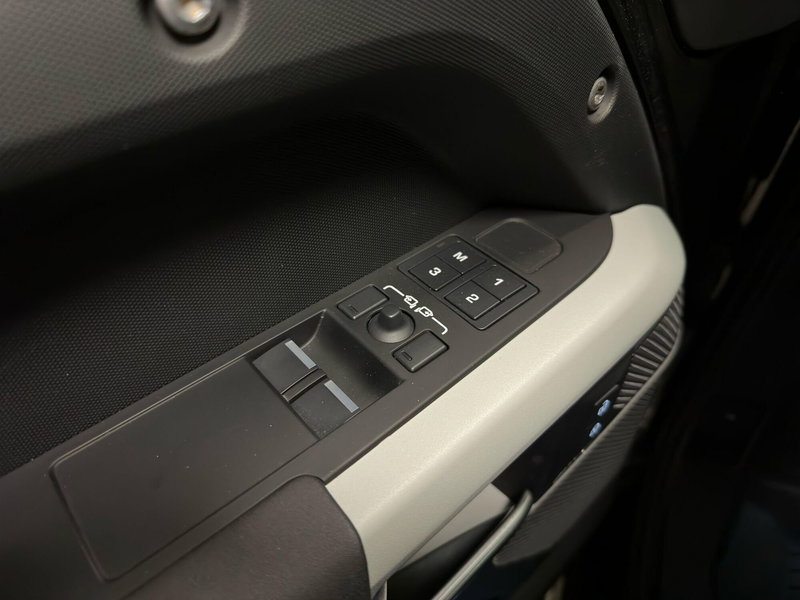 Land Rover Defender usata a Milano (18)