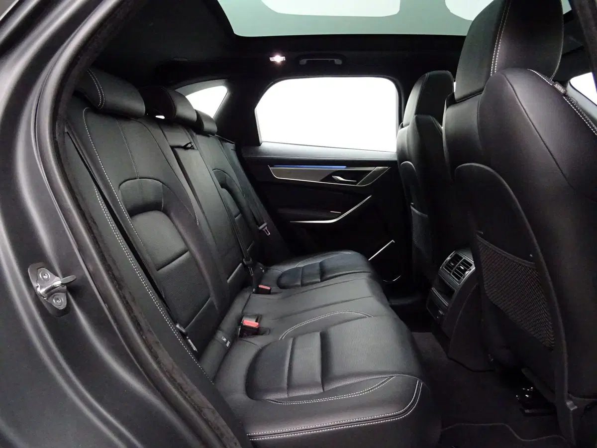 Jaguar F-Pace usata a Como (5)