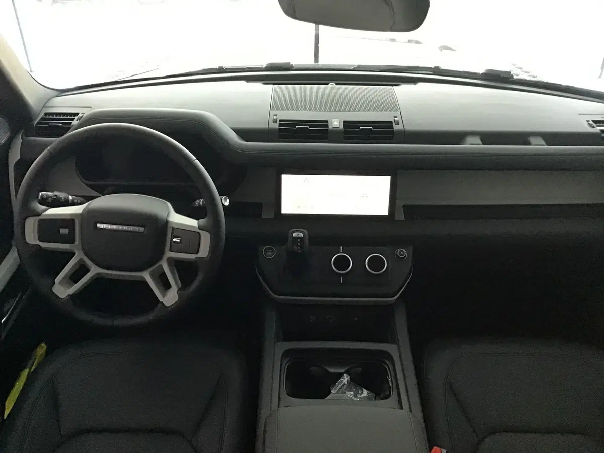 Land Rover Defender nuova a Genova (9)
