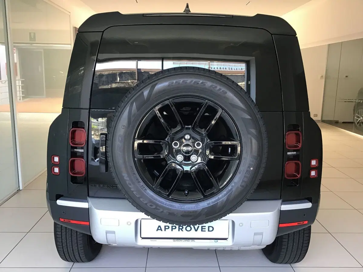 Land Rover Defender nuova a Genova (7)