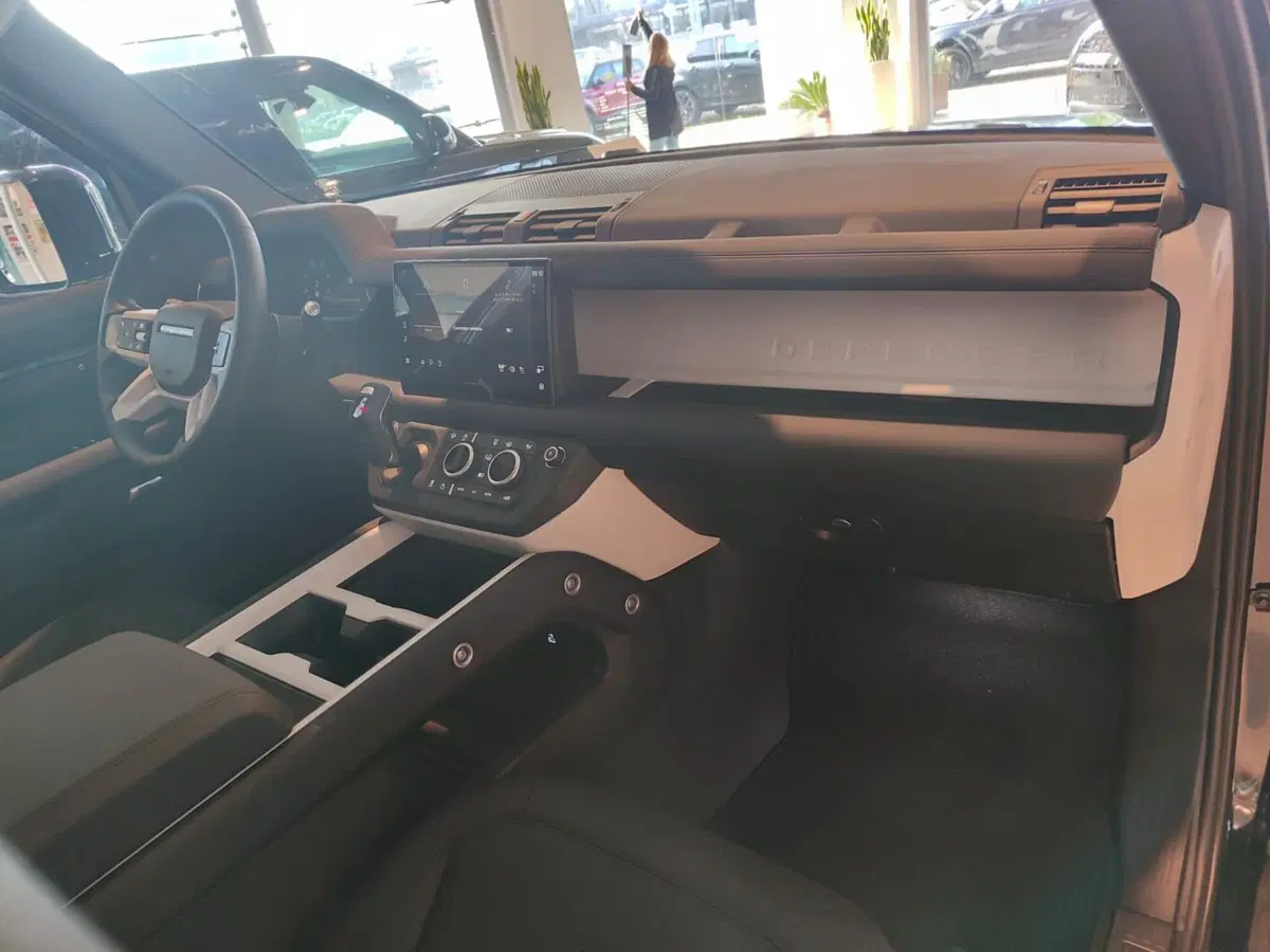 Land Rover Defender nuova a Pesaro-Urbino (3)