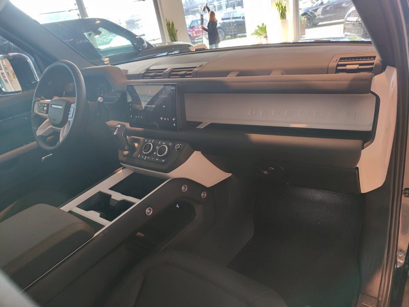 Land Rover Defender nuova a Pesaro-Urbino (3)