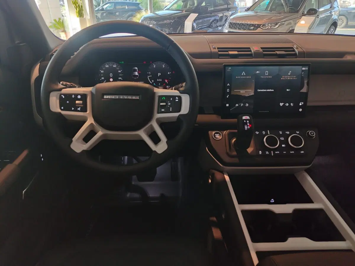 Land Rover Defender nuova a Pesaro-Urbino (4)