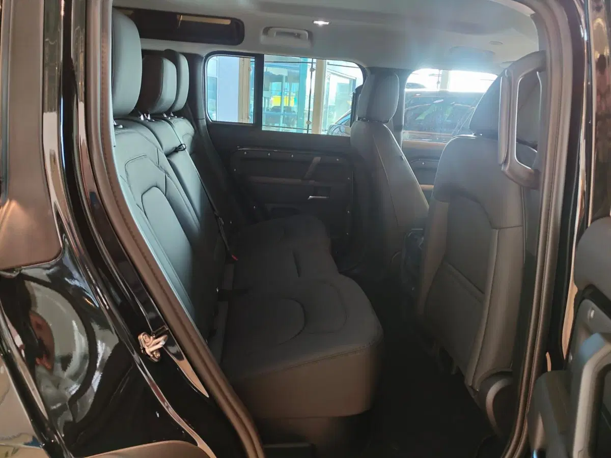 Land Rover Defender nuova a Pesaro-Urbino (5)