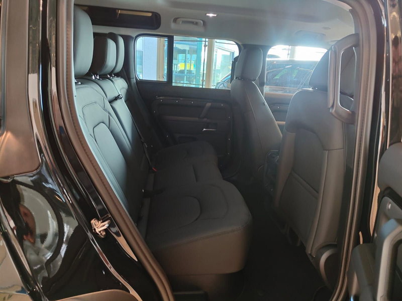 Land Rover Defender nuova a Pesaro-Urbino (5)