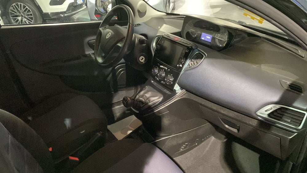 Lancia Ypsilon usata a Bergamo (9)