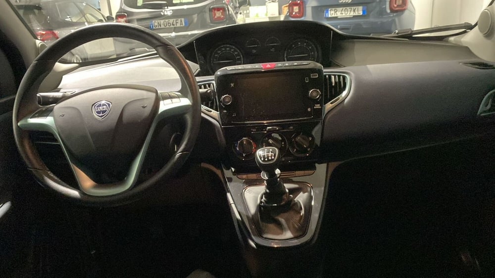 Lancia Ypsilon usata a Bergamo (15)