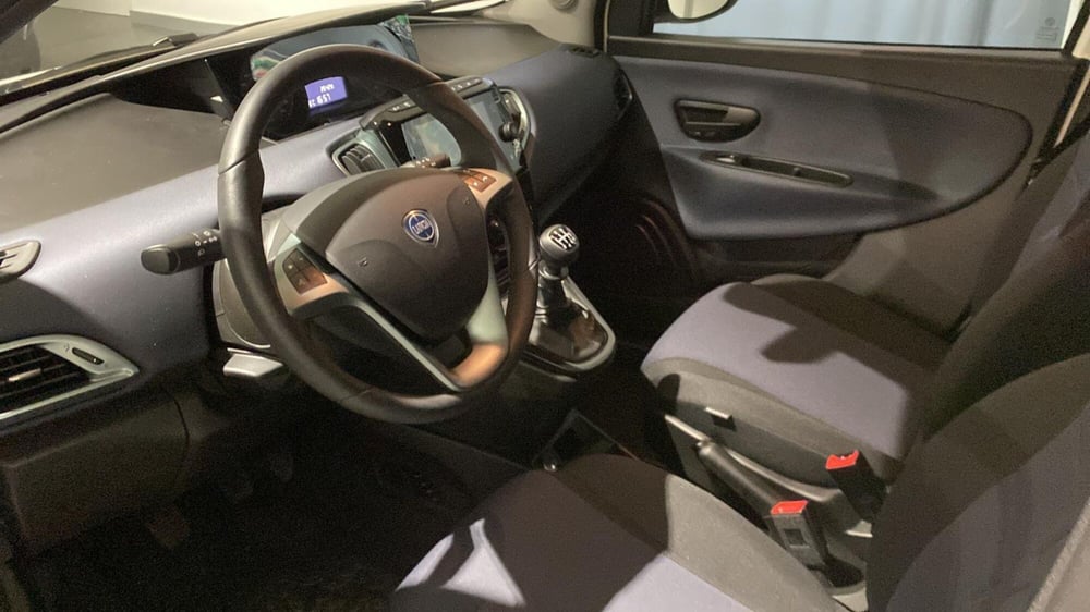 Lancia Ypsilon usata a Bergamo (17)