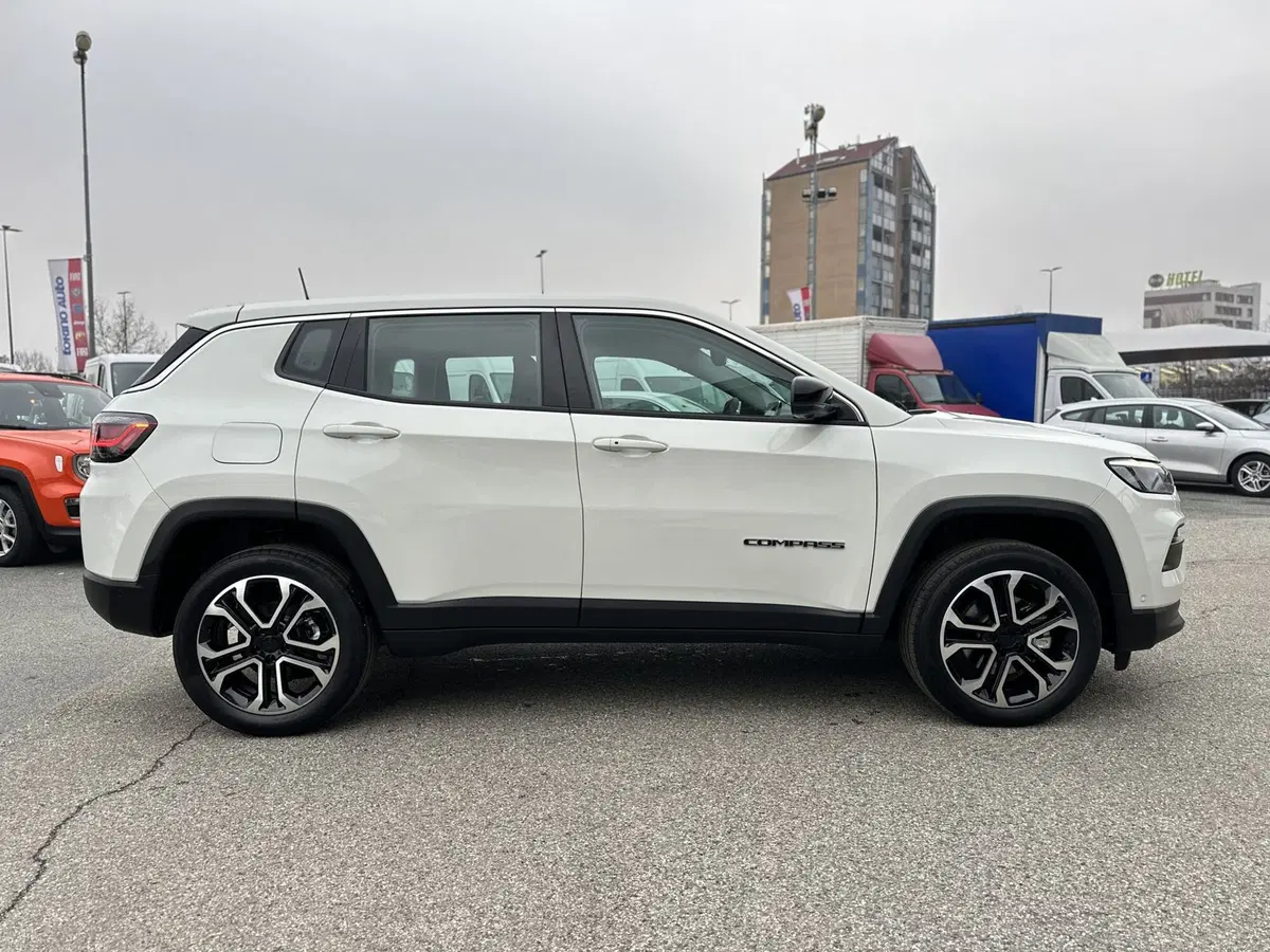 Jeep Compass nuova a Torino (8)
