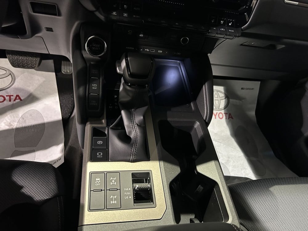 Toyota Land Cruiser nuova a Milano (14)