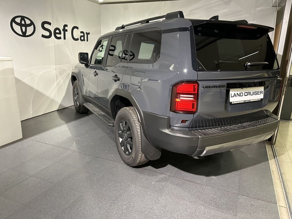 Toyota Land Cruiser nuova a Milano (2)