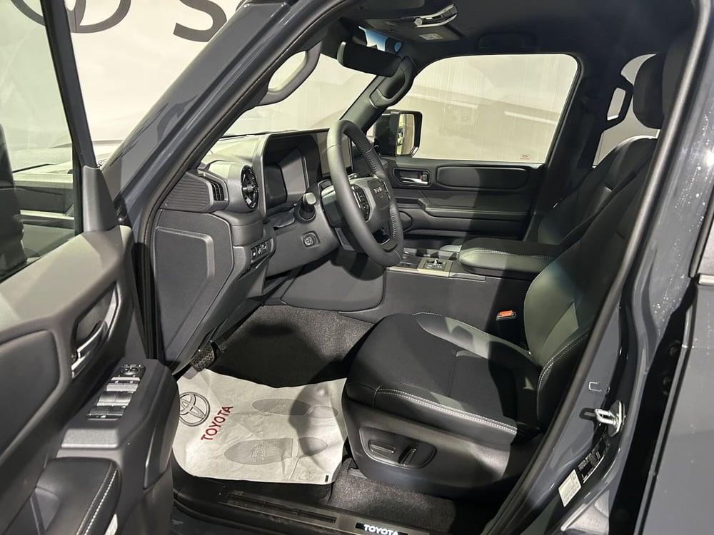 Toyota Land Cruiser nuova a Milano (9)