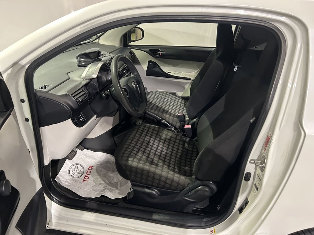 Toyota iQ usata a Milano (11)