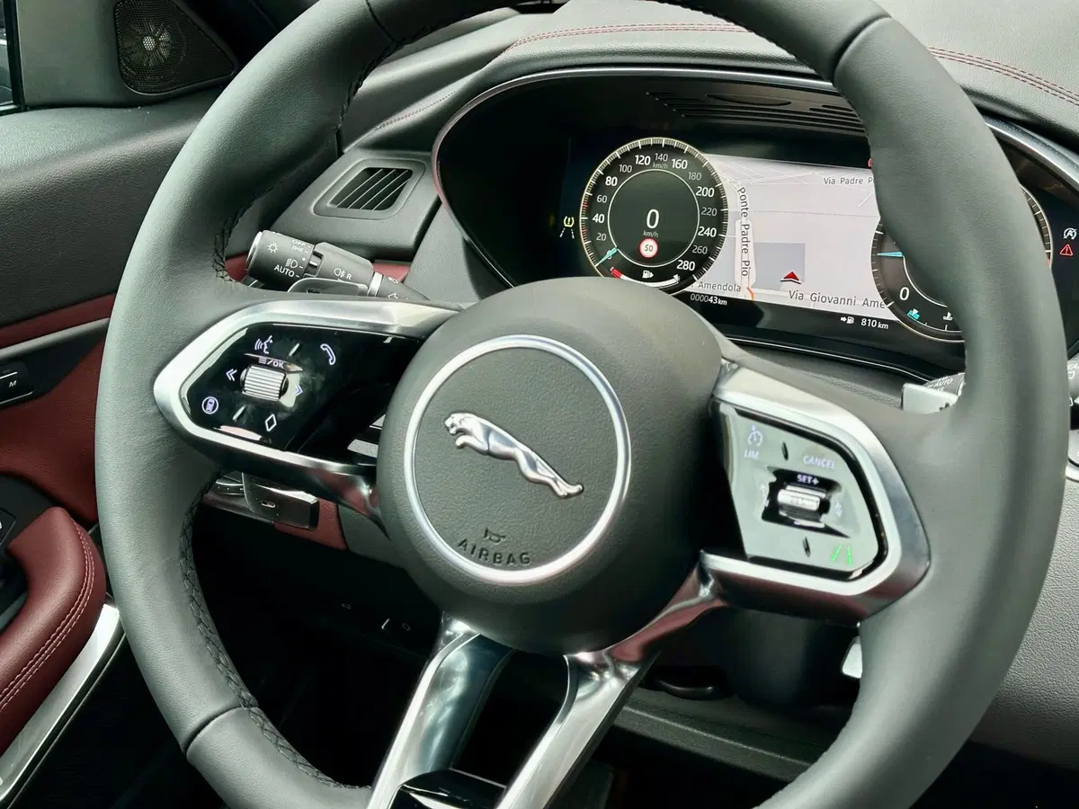 Jaguar E-Pace usata a Bari (10)