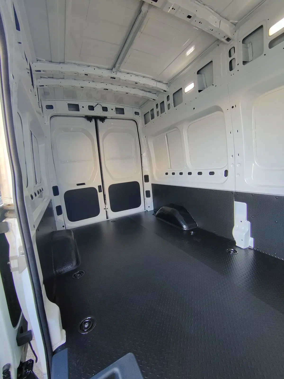 Maxus eDeliver9 Furgone nuova a Torino (11)
