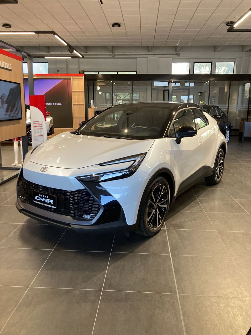 Toyota Toyota C-HR nuova a Barletta-Andria-Trani