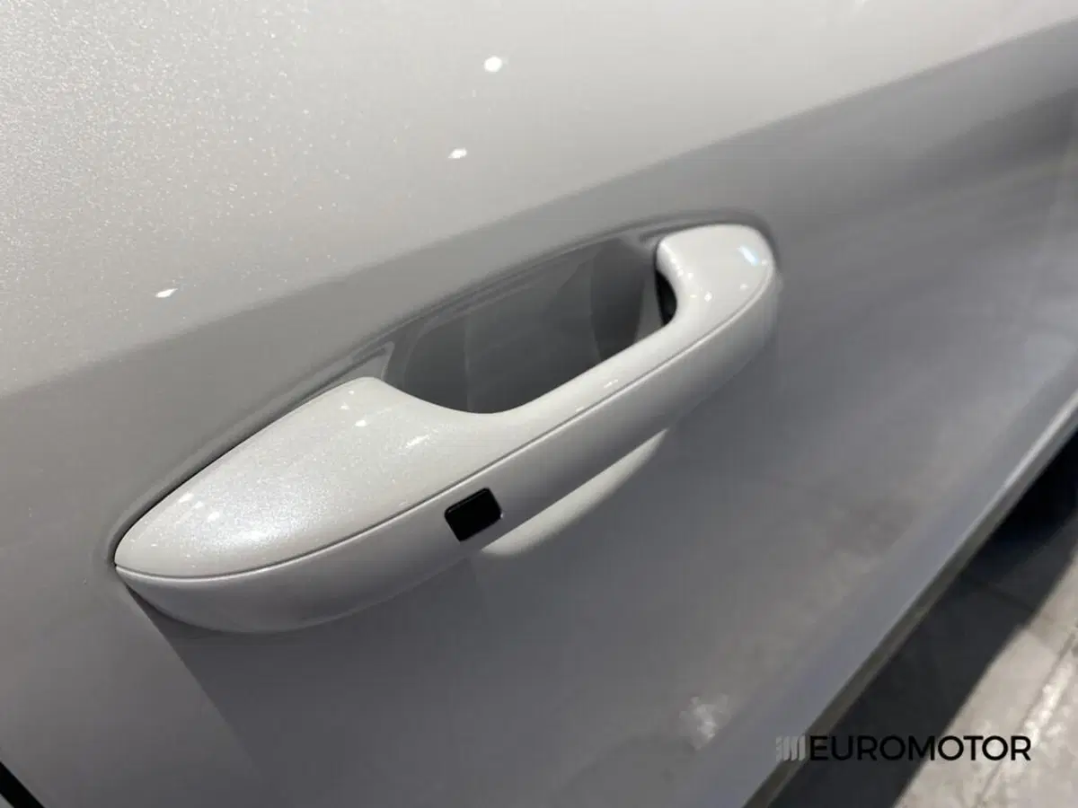 Kia Niro nuova a Bari (8)