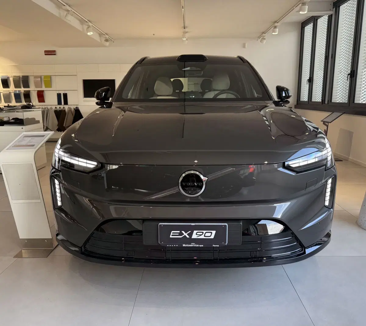 Volvo EX90 nuova a Parma (2)