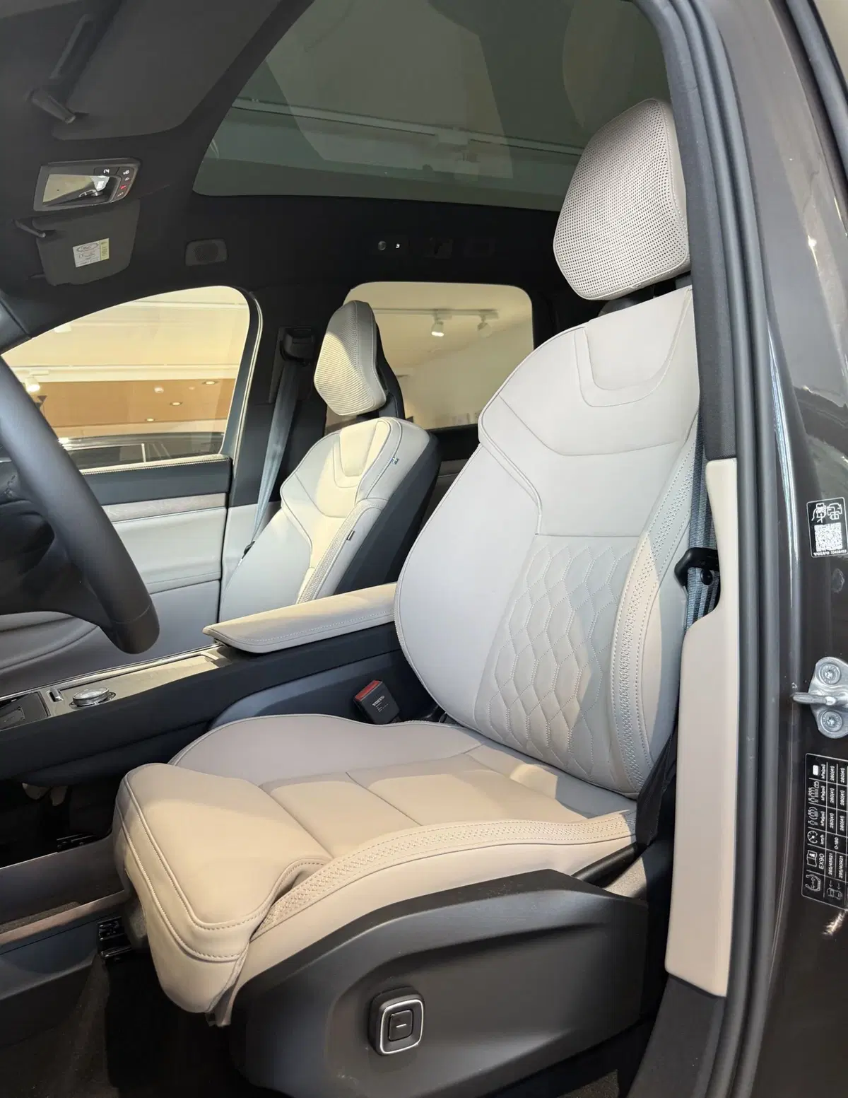 Volvo EX90 nuova a Parma (4)