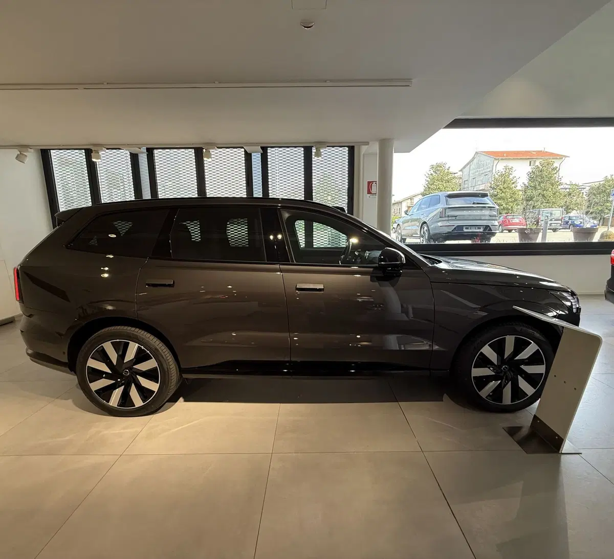Volvo EX90 nuova a Parma (8)
