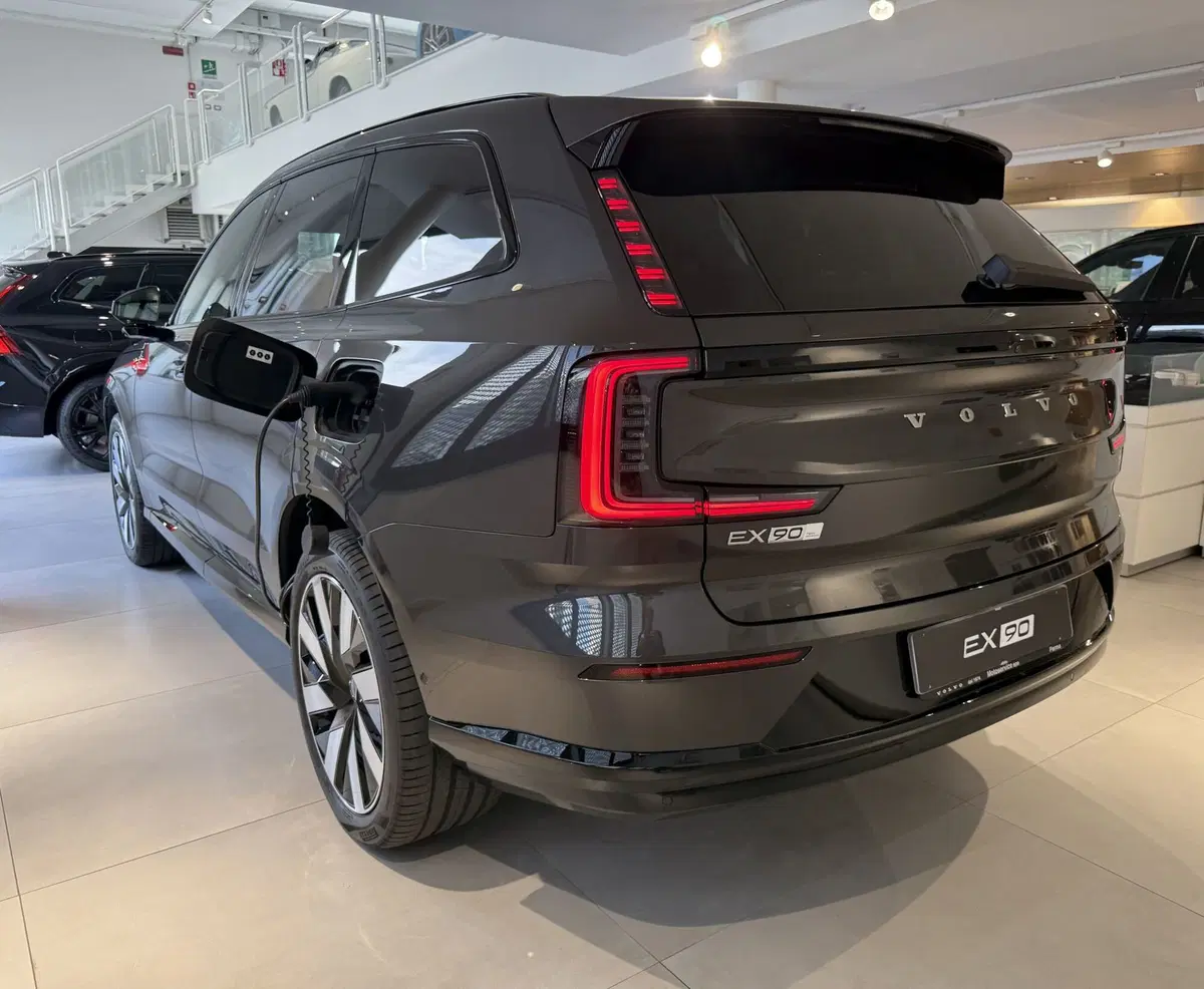 Volvo EX90 nuova a Parma (9)
