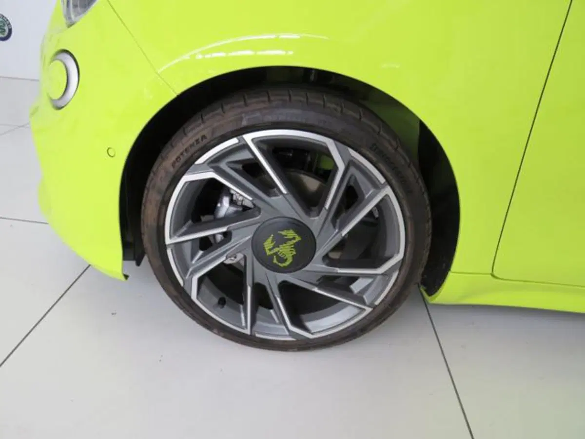Abarth 500e Cabrio nuova a Lodi (14)