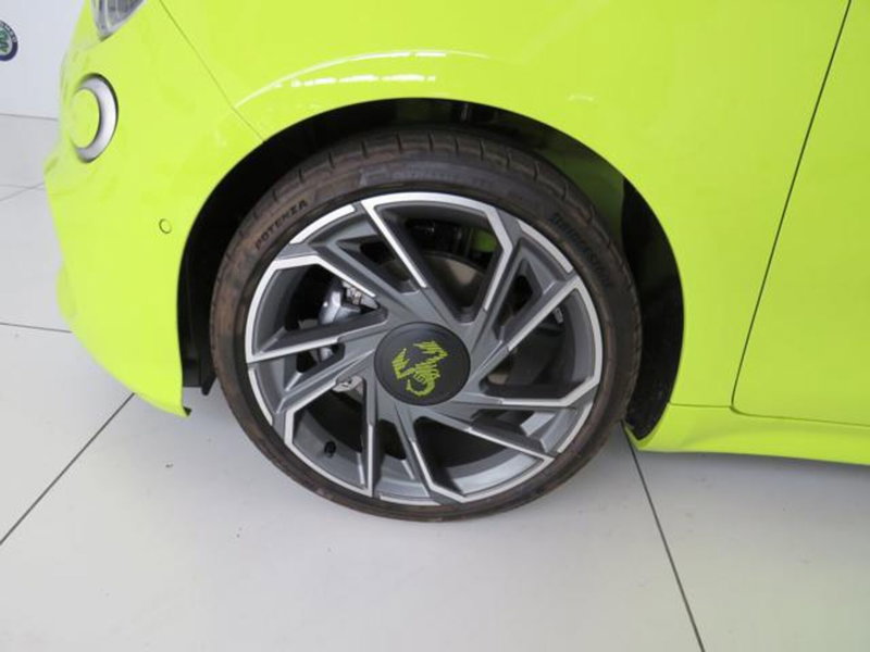 Abarth 500e Cabrio nuova a Lodi (14)