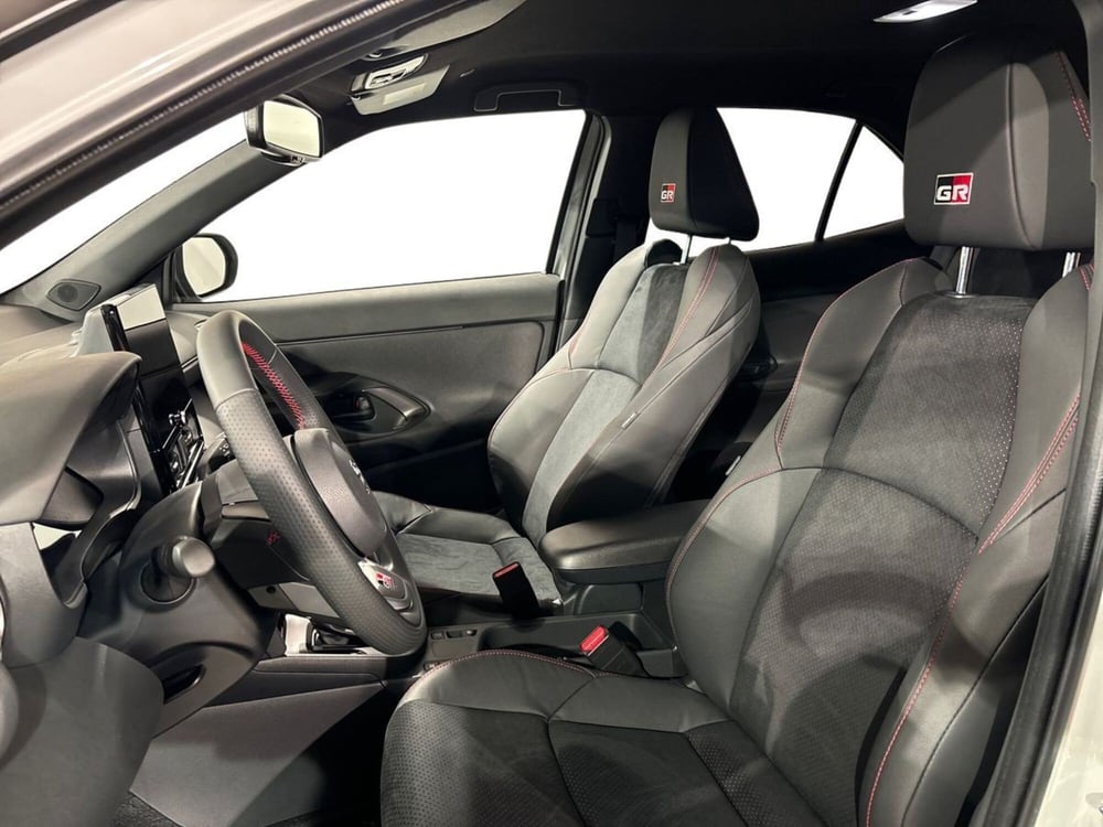 Toyota Yaris Cross nuova a Lecco (10)