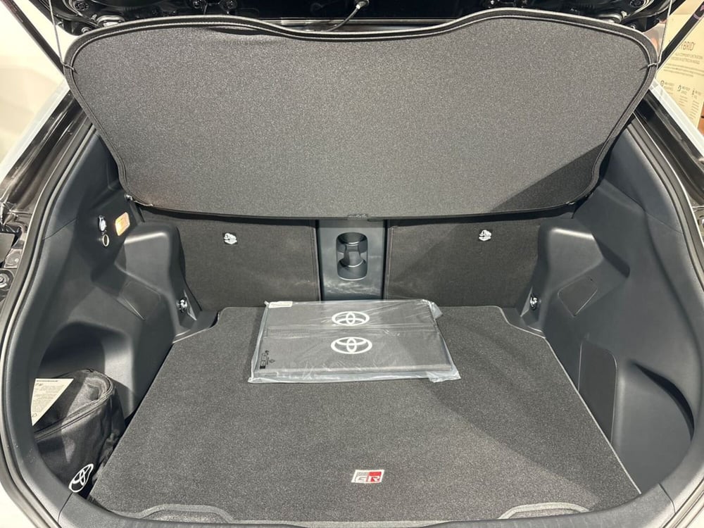 Toyota Yaris Cross nuova a Lecco (15)