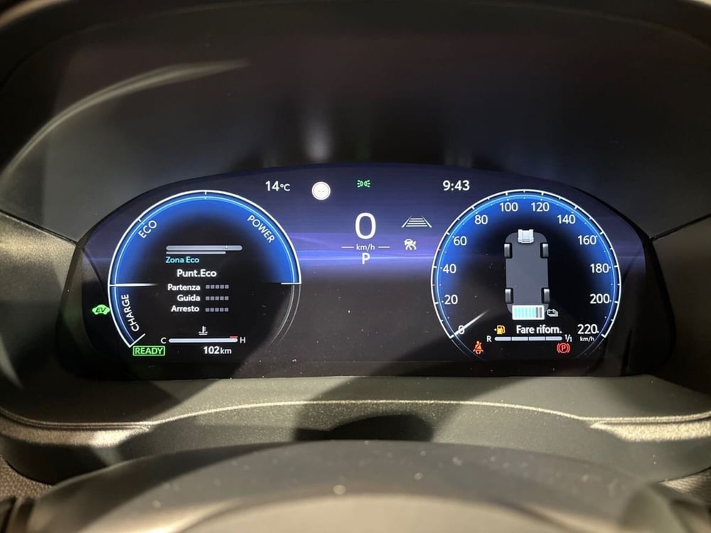 Toyota Yaris Cross nuova a Lecco (9)
