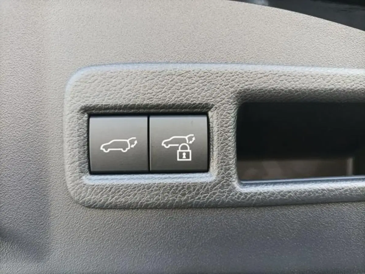 Subaru Solterra usata a Milano (20)