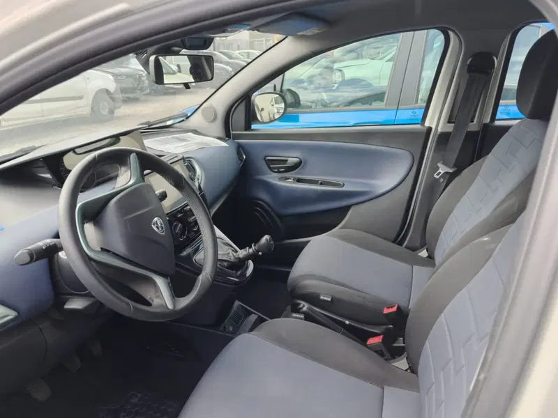 Lancia Ypsilon usata a L'Aquila (7)