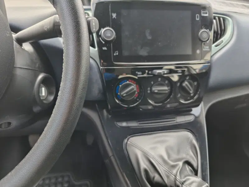 Lancia Ypsilon usata a L'Aquila (8)