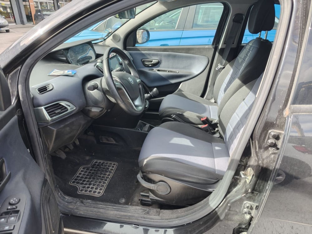 Lancia Ypsilon usata a L'Aquila (6)