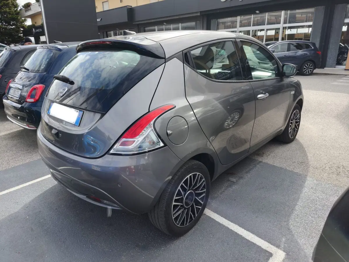 Lancia Ypsilon usata a L'Aquila (3)