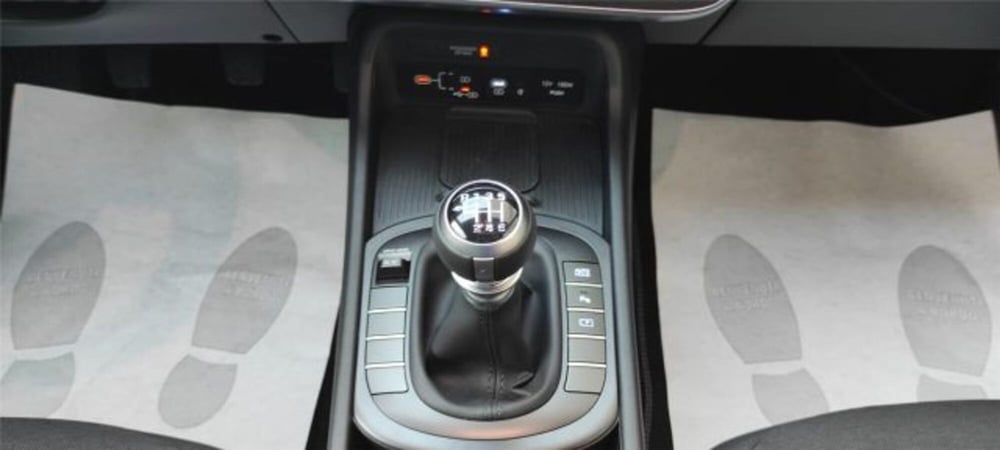 Hyundai Kona nuova a Bari (5)