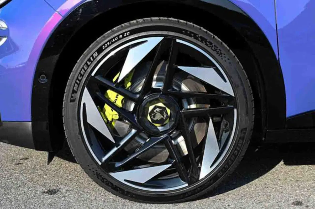 Abarth 600e nuova a Torino (10)